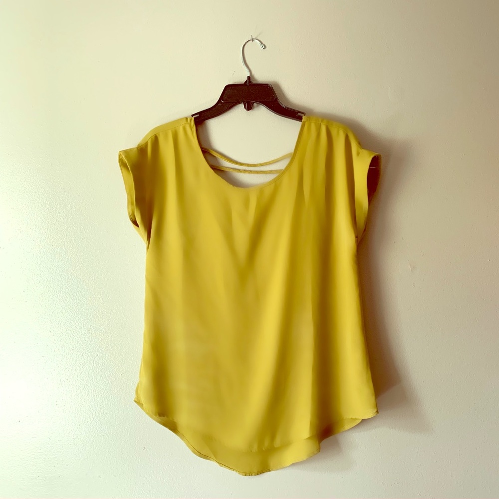 Chiffon short sleeve top.